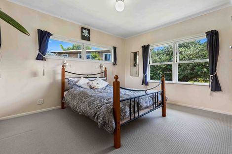 Photo of property in 35 Yeovil Road, Te Atatu Peninsula, Auckland, 0610