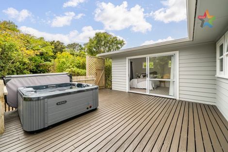 Photo of property in 64 Oakleigh Street, Maungaraki, Lower Hutt, 5010