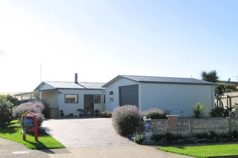 Photo of property in 13 Tobys Way, Waikanae Beach, Waikanae, 5036