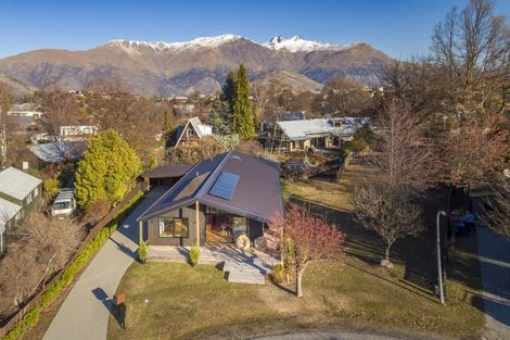 Photo of property in 10 Preston Drive, Arrowtown, 9302