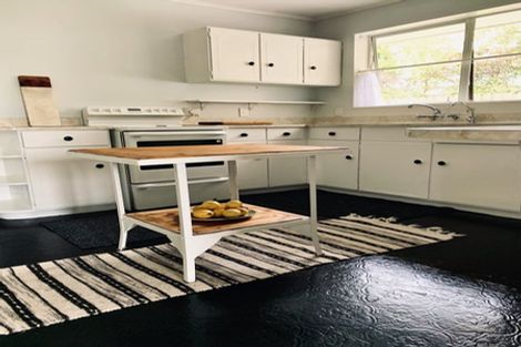 Photo of property in 28 Rewarewa Crescent, Waikanae, 5036