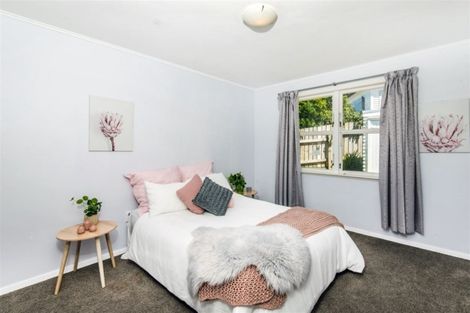 Photo of property in 38 Lyndfield Lane, Newlands, Wellington, 6037