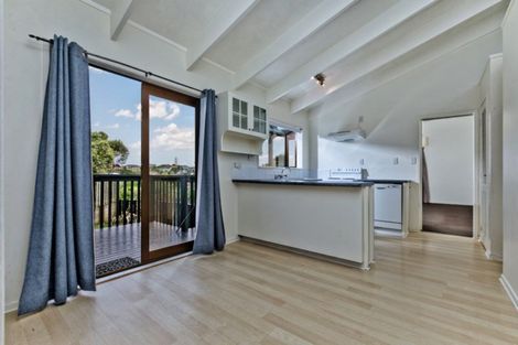 Photo of property in 1/39 Athena Drive, Totara Vale, Auckland, 0629