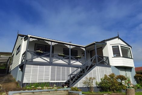 Photo of property in 3 Melia Grove, Goodwood Heights, Auckland, 2105