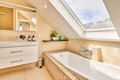 Photo of property in 19 The Crescent, Roseneath, Wellington, 6011