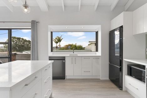 Photo of property in 9 Pohutukawa Avenue, Red Beach, 0932