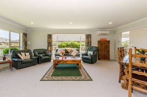 Photo of property in 8 Balmerino Grove, Waikanae, 5036