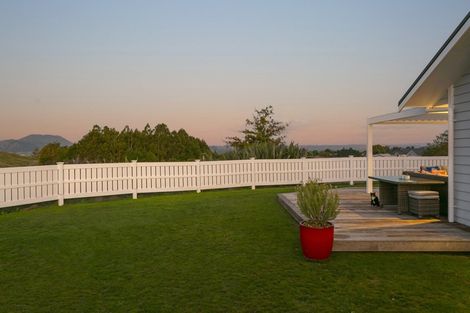 Photo of property in 97 Loch Views Road, Acacia Bay, Taupo, 3385