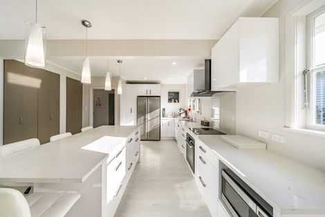 Photo of property in 7 Pokohiwi Road, Normandale, Lower Hutt, 5010