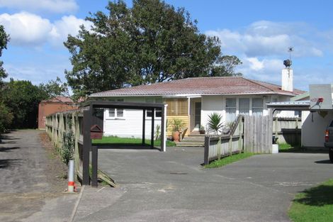 Photo of property in 8 Holman Road, Te Atatu Peninsula, Auckland, 0610