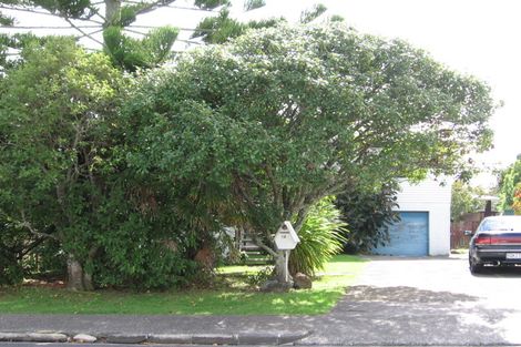 Photo of property in 12 Ozich Avenue, Te Atatu South, Auckland, 0610