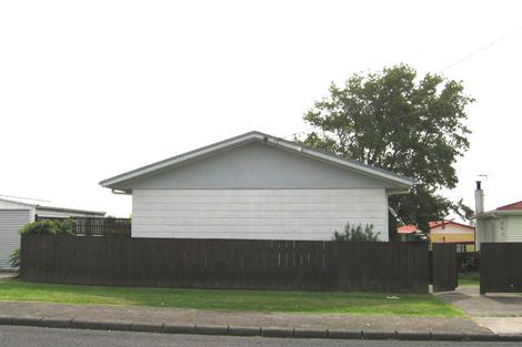 Photo of property in 2 Marlene Avenue, Te Atatu South, Auckland, 0610