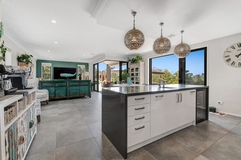 Photo of property in 8 Roberts Road, Matakatia, Whangaparaoa, 0930