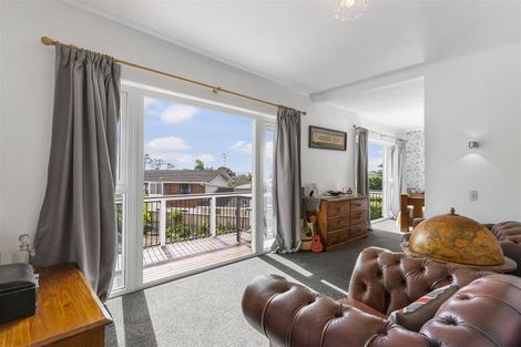 Photo of property in 76 Marine Parade, Mellons Bay, Auckland, 2014