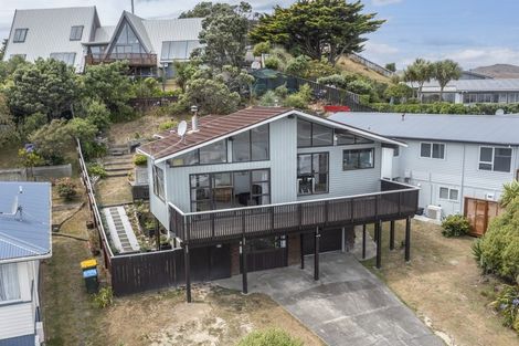 Photo of property in 106 Gloaming Hill, Titahi Bay, Porirua, 5022