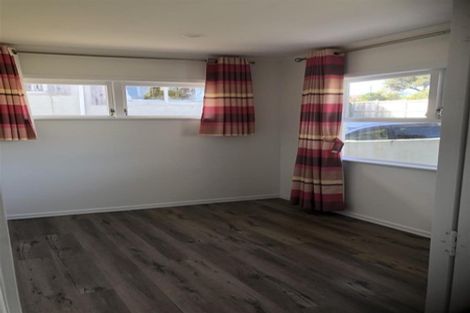 Photo of property in 5 Thomas Rea Place, Te Atatu South, Auckland, 0610