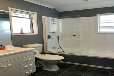 Photo of property in 52 Dress Circle, Newlands, Wellington, 6037