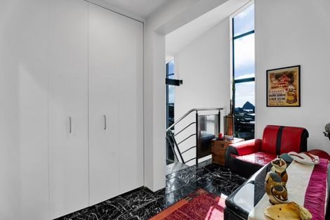 Photo of property in 5 Weston Street, Moturoa, New Plymouth, 4310