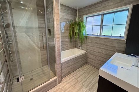 Photo of property in 24 Crescent Hills Court, Northpark, Auckland, 2013