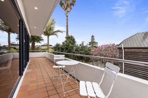 Photo of property in 1/52 Masterton Road, Rothesay Bay, Auckland, 0630