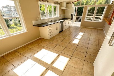 Photo of property in 4 Staveley Avenue, Mount Roskill, Auckland, 1041