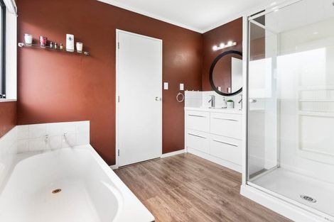 Photo of property in 21 Waterview Road West, Stanley Point, Auckland, 0624