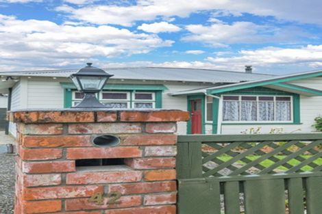 Photo of property in 42 Kingswood Street, Takaro, Palmerston North, 4412