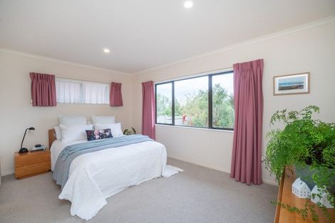 Photo of property in 143 Summerhill Drive, Fitzherbert, Palmerston North, 4410