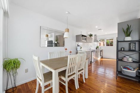 Photo of property in 2/77 Alexander Street, Cockle Bay, Auckland, 2014