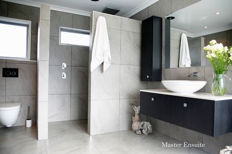 Photo of property in 12 Portofino Point, Karaka, Papakura, 2113