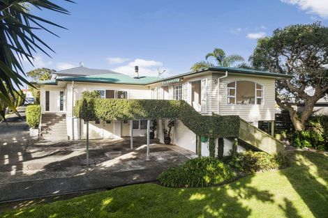 Photo of property in 107 Onewa Road, Northcote, Auckland, 0627