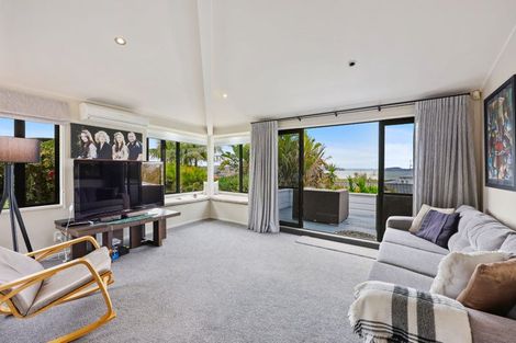 Photo of property in 16 Oakpark Place, West Harbour, Auckland, 0618