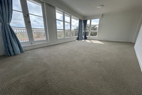 Photo of property in 392 Glenfield Road, Glenfield, Auckland, 0629