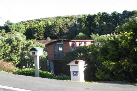 Photo of property in 38 Miles Crescent, Newlands, Wellington, 6037