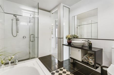 Photo of property in 10a Eastcliffe Road, Castor Bay, Auckland, 0620