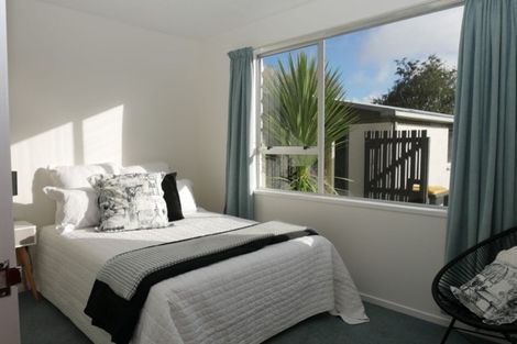 Photo of property in 16 Clivedon Place, Redwood, Christchurch, 8051