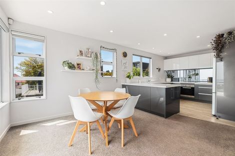 Photo of property in 1/5a Madeley Road, Mount Pleasant, Christchurch, 8081