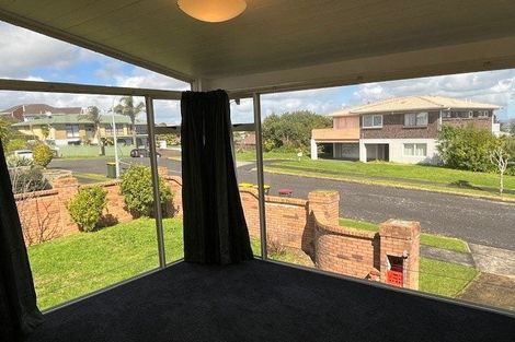 Photo of property in 24 Hurstbourn Priors, Goodwood Heights, Auckland, 2105