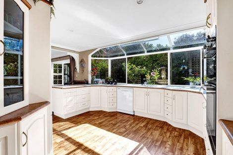 Photo of property in 30 Messenger Terrace, Oakura, 4314