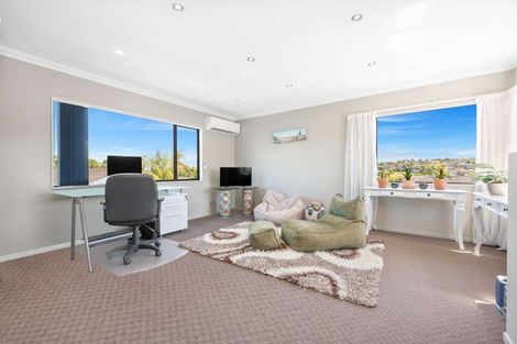 Photo of property in 9 Jomard Terrace, Northcross, Auckland, 0632