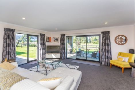 Photo of property in 398a Tararua Road, Levin, 5571