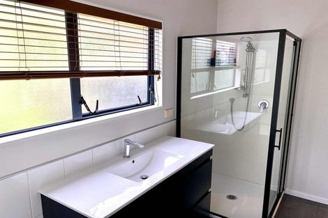 Photo of property in 13 Springwater Vale, Unsworth Heights, Auckland, 0632