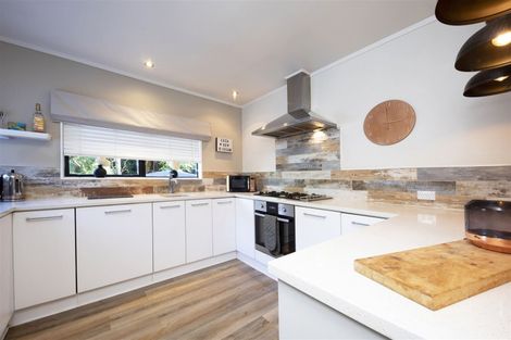 Photo of property in 422 Scenic Drive, Waiatarua, Auckland, 0612