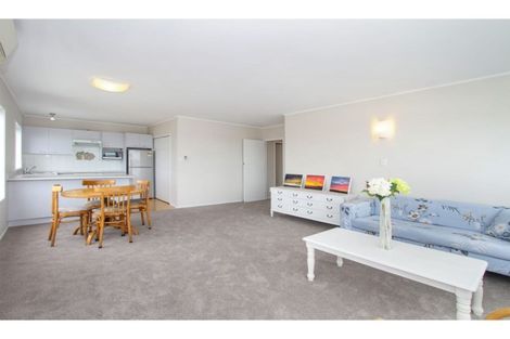 Photo of property in 2/118 Ocean View Road, Northcote, Auckland, 0627