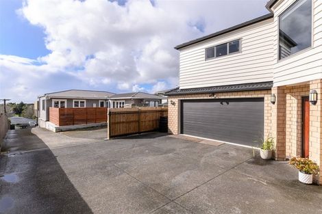 Photo of property in 99a Awaroa Road, Sunnyvale, Auckland, 0612
