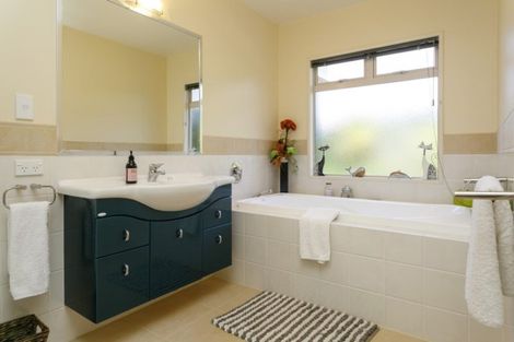 Photo of property in 27 Te Urunga Place, Acacia Bay, Taupo, 3330