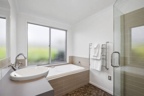 Photo of property in 26 Montgomery Crescent, Kinloch, Taupo, 3377