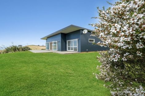 Photo of property in 3143 South Head Road, South Head, Helensville, 0874