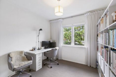 Photo of property in 8 Shanaway Rise, Hillcrest, Auckland, 0627