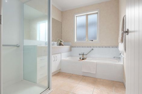 Photo of property in 21 Sovereign Isle Lane, Rototuna, Hamilton, 3210